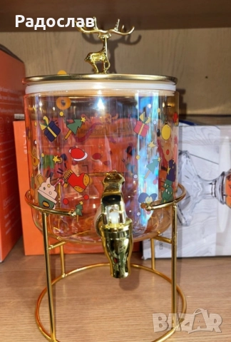Стъклен диспенсър за напитки 2.6 L с коледен дизайн и златиста стойка.