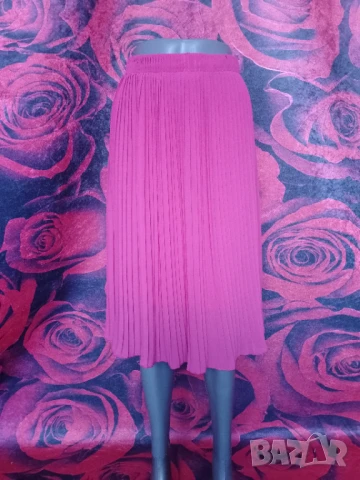 Ярко розова Солей плисе пола до коляното М, снимка 2 - Поли - 51228899