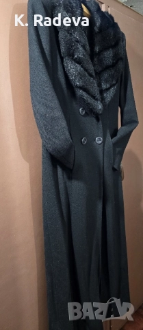 Дълго черно палто с кожена яка