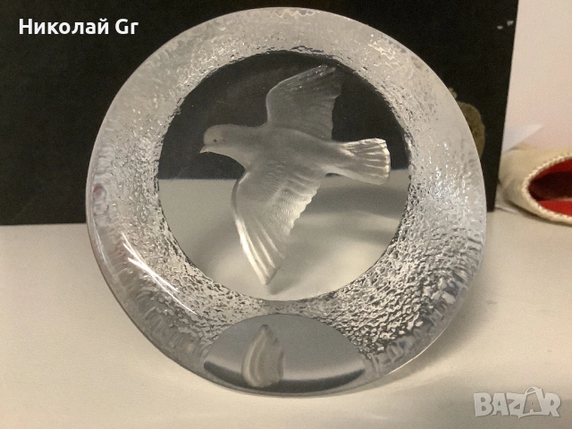 Преспапие  кристал произведено в Швеция подпис Матса Йонассона “Гълъб на мира”