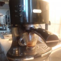 Кафе машина Делонги с ръкохватка с крема диск, работи отлично и прави хубаво кафе с каймак , снимка 1 - Кафемашини - 35043882