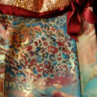 ИЗГОДНО Бутикова дълга шифонена дамска рокля розови нюанси с пайети и червена панделка от 319 на 159, снимка 3 - Рокли - 44096890