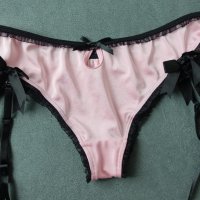 М розови сатенирани изрязани бикини/бразилиани с черни жартиери, снимка 6 - Бельо - 40501245