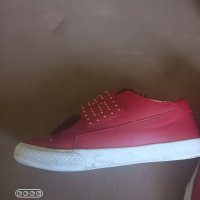 Червени Guess, снимка 2 - Дамски ежедневни обувки - 32753967