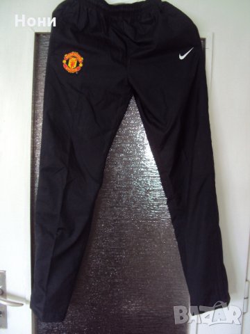Юношески екип на Манчестър с две долнища на Найк, снимка 2 - Спортни дрехи, екипи - 32209547