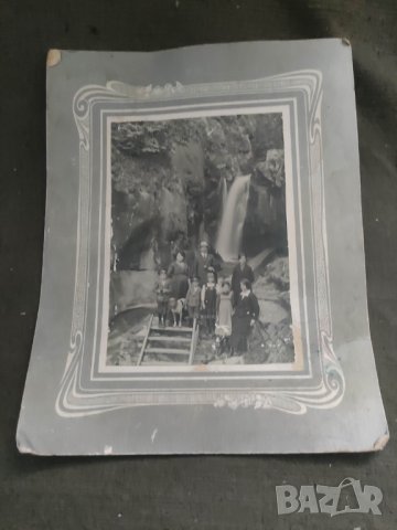 Продавам снимка хора до водопад