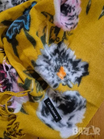 жълт красив шал, снимка 3 - Шалове - 48644772