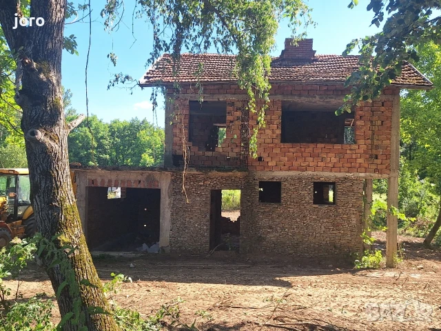 къща на груб строеж 