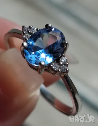 НОВ Сребърен марков пръстен с прекрасен голям син циркон и 6 прозрачни