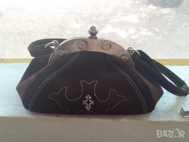 Много качествена и красива дамска чанта от естествен набук