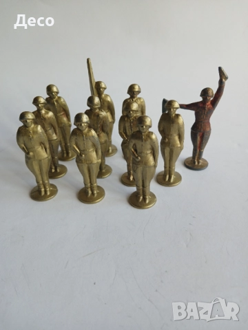 Стари метални руски фигурки войници.