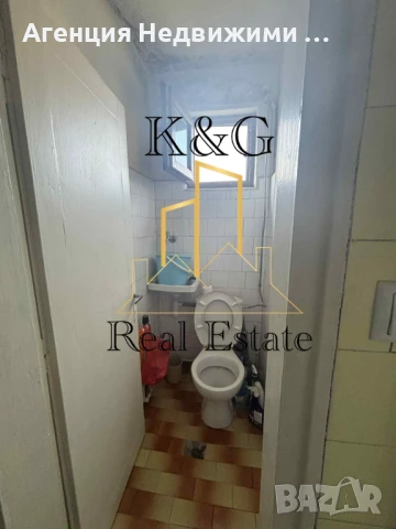 Двуетажна тухлена на плоча къща в с. Стражец, снимка 9 - Къщи - 50764351