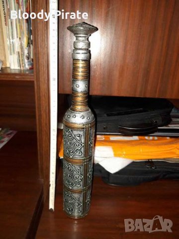 Стара бутилка със сребърен обков