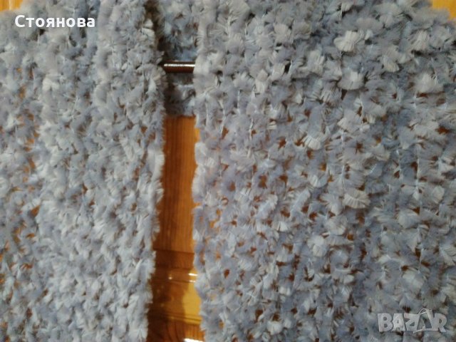 Дамски сив пухен шал, снимка 3 - Шалове - 27077777