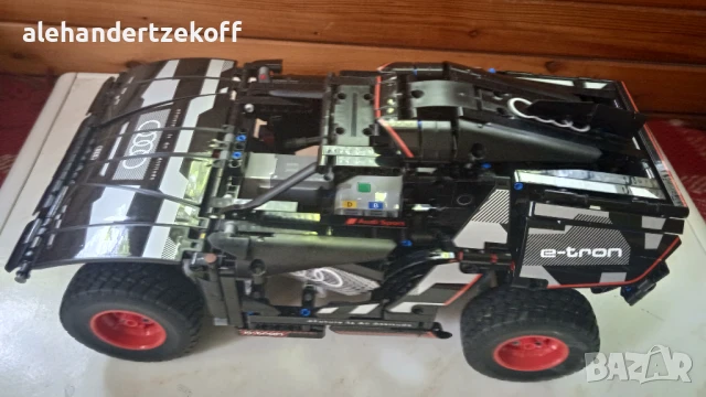 Лего сет Audi RS Q e-tron Фотоапарат Polaroid OneStep SX-70 и други, снимка 8 - Конструктори - 50699453