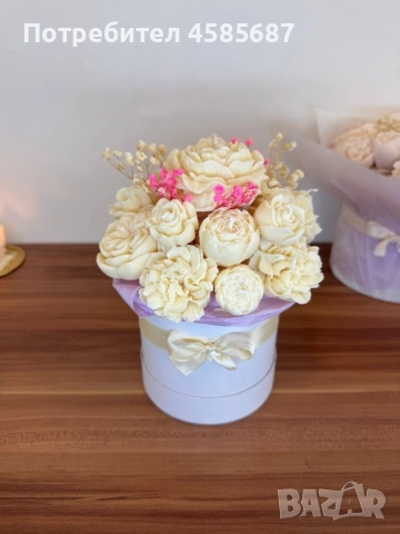 Цветя от свещи, изработени от естествен соев восък, ръчно изработени.