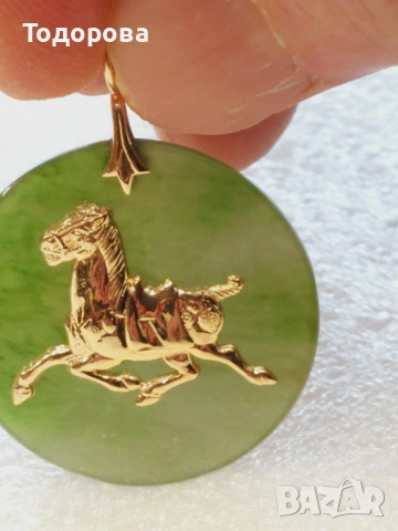 Златен медальон(инкрустиран златен кон върху зелен жаид) злато 14 карата, снимка 3 - Колиета, медальони, синджири - 53395699
