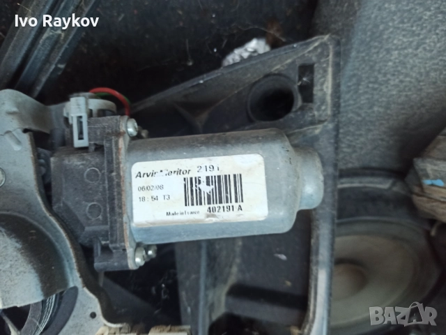 Заден ляв стъклоповдигач Nissan Qashqai 2.0 DCI , 402191А, снимка 2 - Части - 52498269