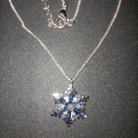 Много красиво нежно,синджирче медальонче със снежинка в син цвят., снимка 2 - Колиета, медальони, синджири - 43517546