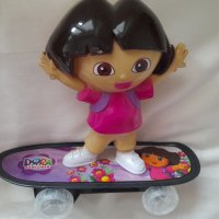 Детска играчка ДОРА НА СКЕЙБОРД с батерии, движи се, пее и свети, снимка 1 - Кукли - 38964652