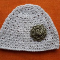 Ръчно плетени шапки с цвете, снимка 2 - Шапки - 43354398