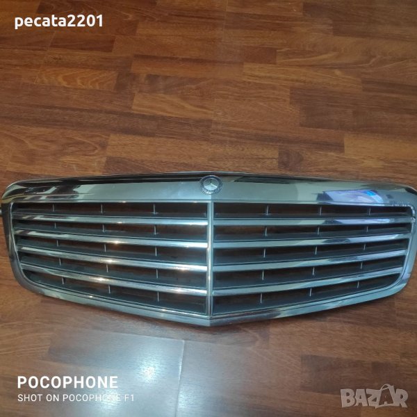 Продавам - оригинална решетка за Мерцедес Е клас W212 със забележки, снимка 1