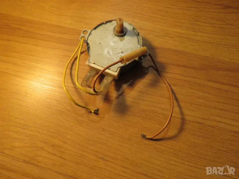 Двигател за микровълнова фурна бавнооборотен двигател 4 оборота в минута 4 вата захранване 220 волта, снимка 1