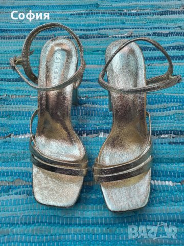 Златни сандали Sinsay