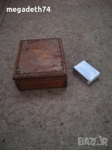 Стара дървена кутия