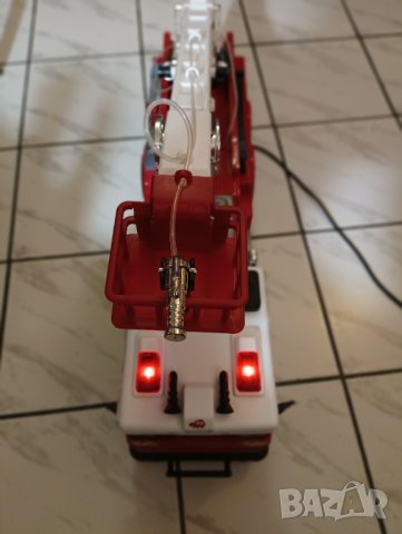 Радиоуправляема кола Дики, пожарен камион, пожарна със стълба и струя за гасене на пожар. , снимка 5 - Коли, камиони, мотори, писти - 43806181