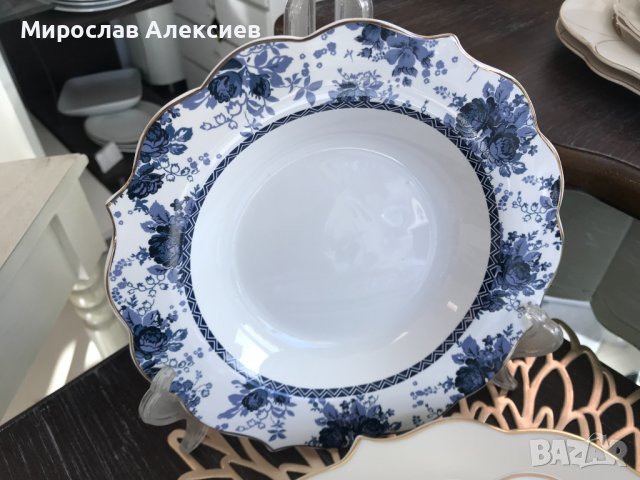 Порцеланов сервиз за хранене в бяло със син декор на  рози - 18 части, снимка 3 - Сервизи - 40081752