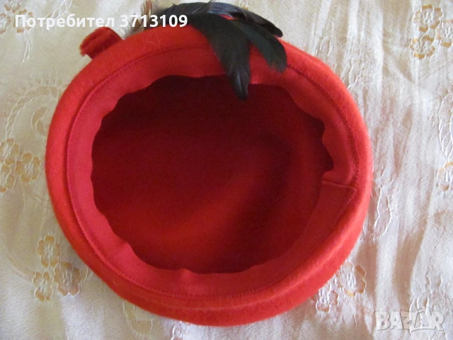 Красива червена дамска шапка барета -филц и пера, снимка 4 - Шапки - 51421313