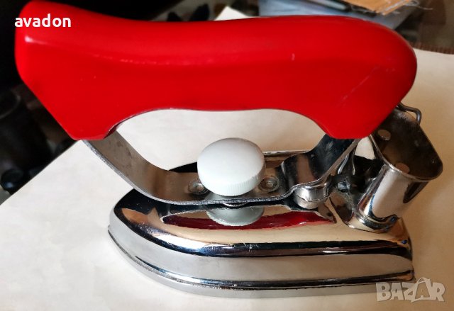 Туристическа ютийка, антика отзад има надпис Омега, снимка 2 - Ютии - 36911881