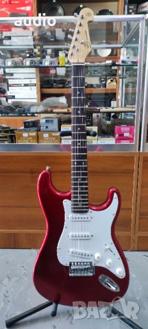 Електрическа китара цвят червен металик, снимка 1 - Китари - 40496158