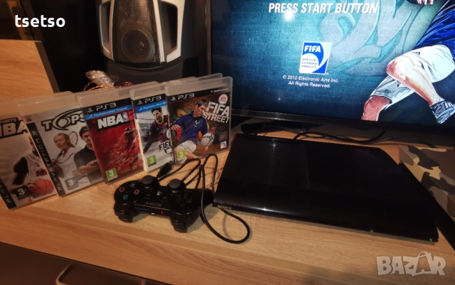 Спешно Playstation 3 super slim с 2 джойстика ,5 игри