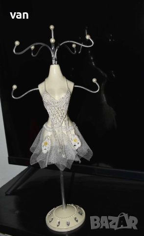 Стойка за бижута