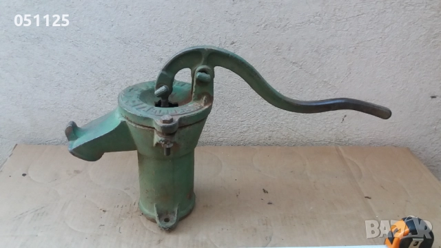 стара соц. помпа за вода - ръчна 