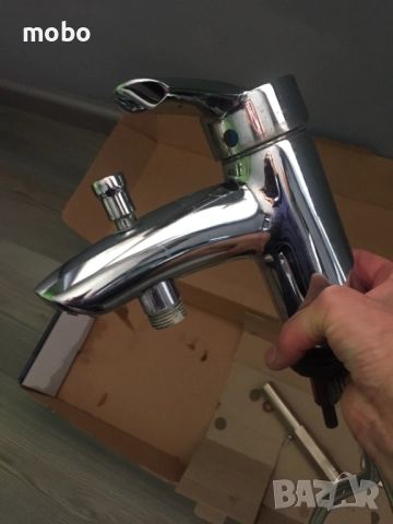 Смесител VIDIMA , стоящ – за умивалник , възвратен клапан,  метална ръкохватка с индикатор за топла 