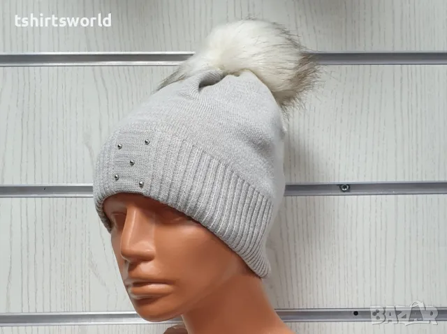 Нова зимна дамска шапка с камъчета с пух/помпон в бежов цвят, снимка 5 - Шапки - 48209869