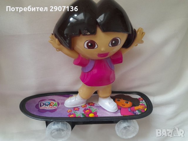 Детска играчка ДОРА НА СКЕЙБОРД с батерии, движи се, пее и свети