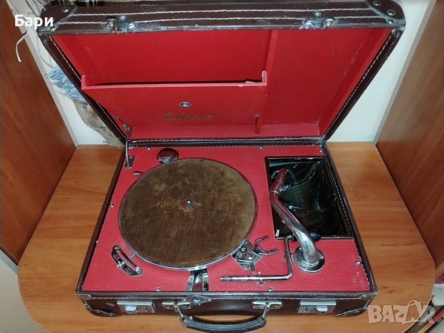 Стар преносим грамофон с манивела