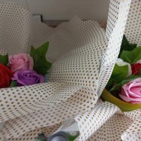 Готов букет с керамична ръчно рисувана кашпа и три броя сапунени ароматни рози , снимка 8 - Декорация за дома - 37992222