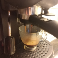 Кафе машина Делонги с ръкохватка с крема диск, работи перфектно и прави страхотно кафе с каймак , снимка 3 - Кафемашини - 36415438