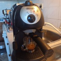 Кафе машина Делонги с ръкохватка с крема диск, работи перфектно и прави страхотно кафе с каймак , снимка 2 - Кафемашини - 36703562