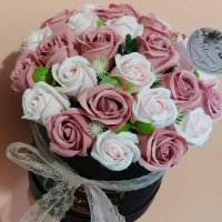 Букет със двайсет и седем сапунени рози в черна луксозна кутия , снимка 5 - Подаръци за жени - 40295463