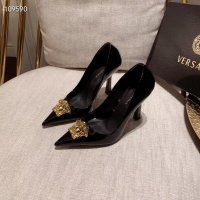 Versace 2022 (реплика) 97, снимка 2 - Дамски обувки на ток - 35305050