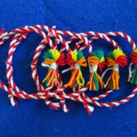 Мартеници гривни с цветни конци, 100% вълна, снимка 2 - Гривни - 43803505