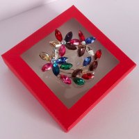 Красива брошка с разноцветни кристали в подаръчна кутийка, снимка 2 - Подаръци за жени - 43426998