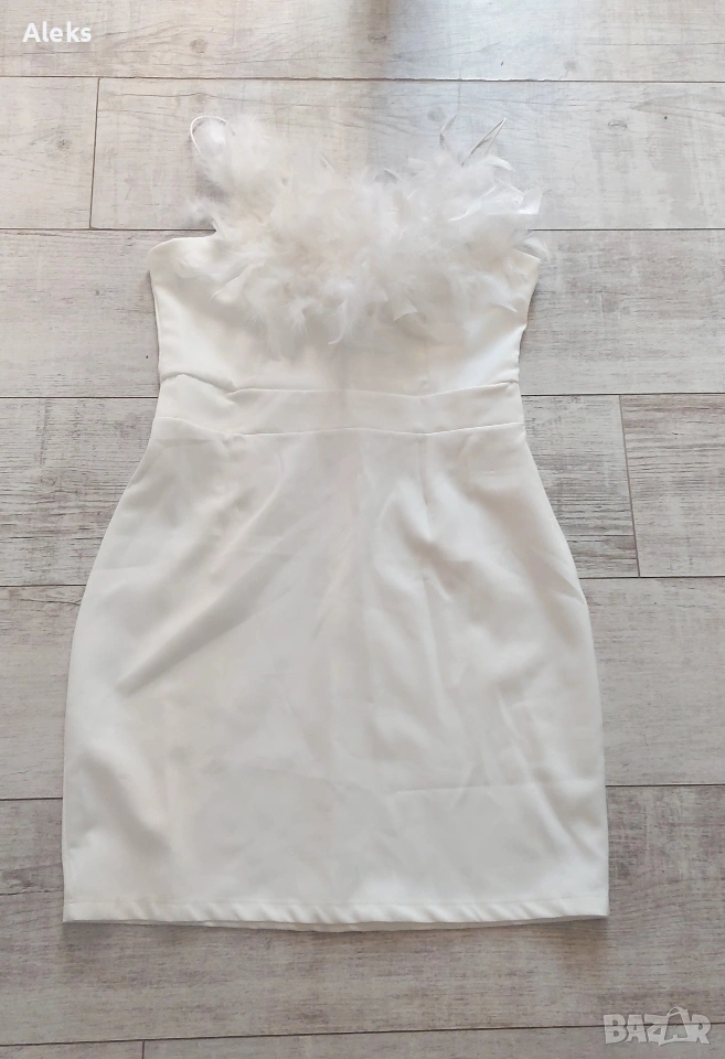 Бяла рокля с пера Л , снимка 1