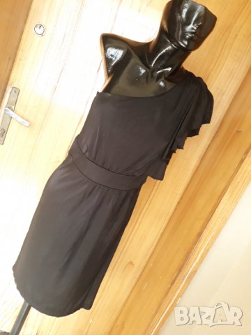 Черна елегантна рокля до коляното с едно рамо М